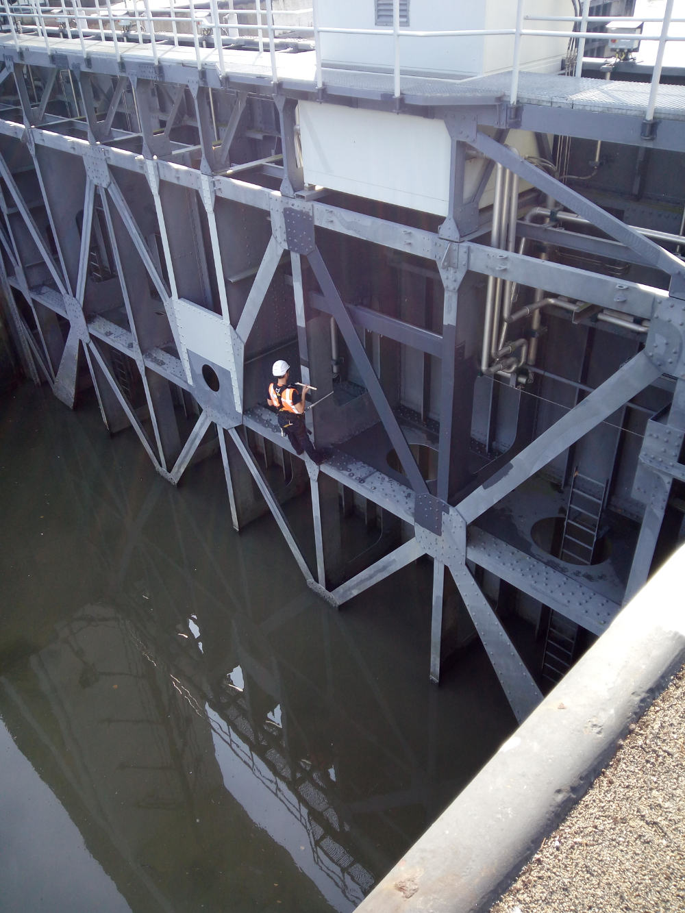 Werkzaamheden aan de bestaande sluis. Veiligheid staat voor het hele samenwerkingsverband voorop
