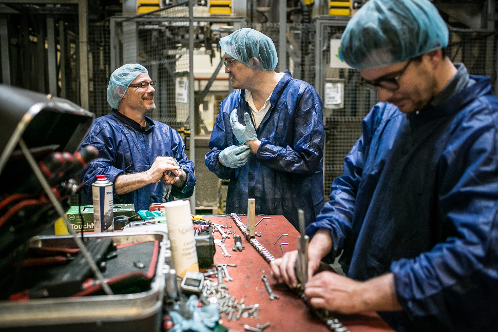 In het kader van het allergenenbeheer werken de technici na elke productwissel in een andere kleur