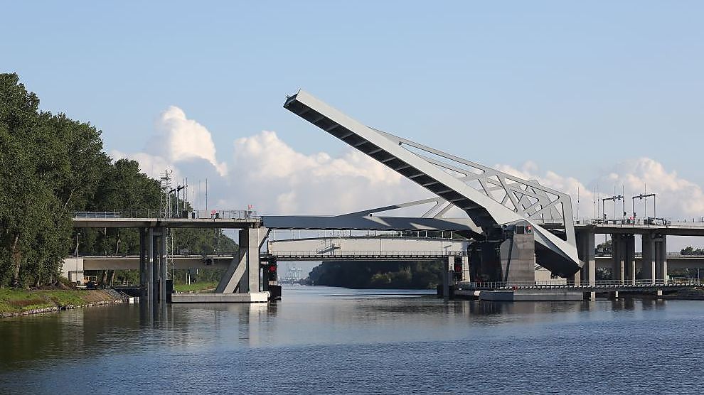 Basculebruggen A11 Boudewijnkanaal openen in 90 seconden