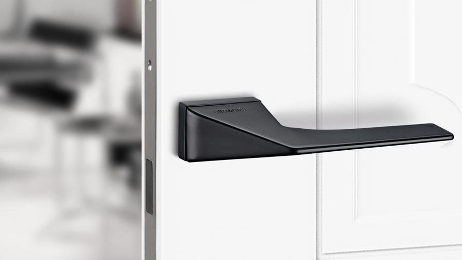 Cette élégante poignée noire complétera n'importe quel intérieur moderne