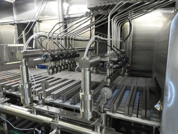 De catalogus bevat onder meer een aseptische flessenvullijn "Stork"