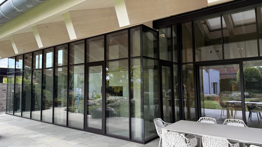 Une primeur avec un système de mur-rideau ultramince